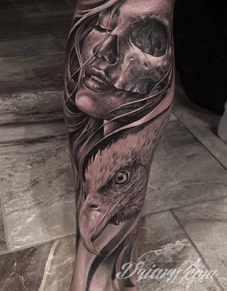 Niesamowite w swojej formie tatuaże-rękawy zajmują cała powierzchnię ramiona i przedramiona. Tworzą jednolitą zdobiącą ciało całość. Taki graficzny rękaw na skórze to tatuaż szczególnie ciekawy w przypadku aktywnych, silnych mężczyzn. 