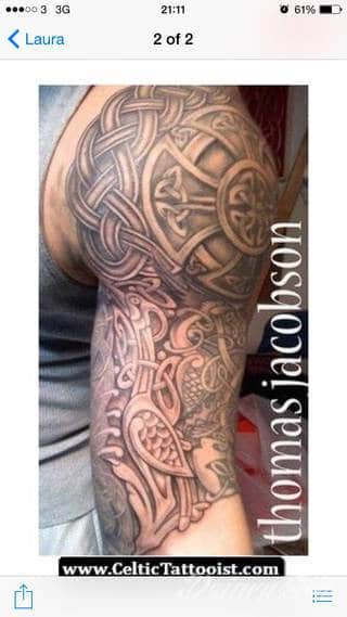 Niesamowite w swojej formie tatuaże-rękawy zajmują cała powierzchnię ramiona i przedramiona. Tworzą jednolitą zdobiącą ciało całość. Taki graficzny rękaw na skórze to tatuaż szczególnie ciekawy w przypadku aktywnych, silnych mężczyzn. 