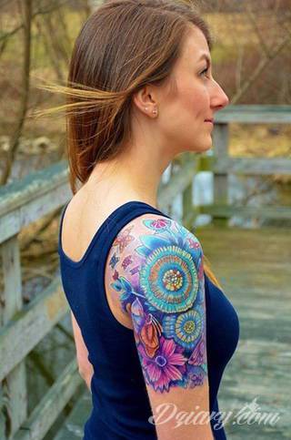 Niesamowite w swojej formie tatuaże-rękawy zajmują cała powierzchnię ramiona i przedramiona. Tworzą jednolitą zdobiącą ciało całość. Taki graficzny rękaw na skórze to tatuaż szczególnie ciekawy w przypadku aktywnych, silnych mężczyzn. 