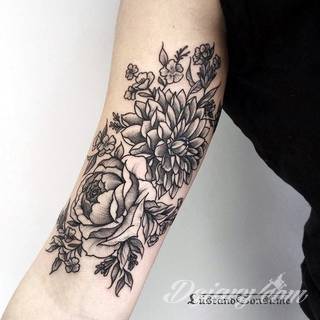 Niesamowite w swojej formie tatuaże-rękawy zajmują cała powierzchnię ramiona i przedramiona. Tworzą jednolitą zdobiącą ciało całość. Taki graficzny rękaw na skórze to tatuaż szczególnie ciekawy w przypadku aktywnych, silnych mężczyzn. 