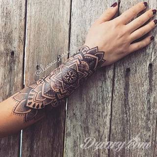 Niesamowite w swojej formie tatuaże-rękawy zajmują cała powierzchnię ramiona i przedramiona. Tworzą jednolitą zdobiącą ciało całość. Taki graficzny rękaw na skórze to tatuaż szczególnie ciekawy w przypadku aktywnych, silnych mężczyzn. 