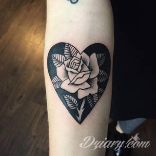 Niesamowite w swojej formie tatuaże-rękawy zajmują cała powierzchnię ramiona i przedramiona. Tworzą jednolitą zdobiącą ciało całość. Taki graficzny rękaw na skórze to tatuaż szczególnie ciekawy w przypadku aktywnych, silnych mężczyzn. 