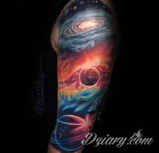 Niesamowite w swojej formie tatuaże-rękawy zajmują cała powierzchnię ramiona i przedramiona. Tworzą jednolitą zdobiącą ciało całość. Taki graficzny rękaw na skórze to tatuaż szczególnie ciekawy w przypadku aktywnych, silnych mężczyzn. 