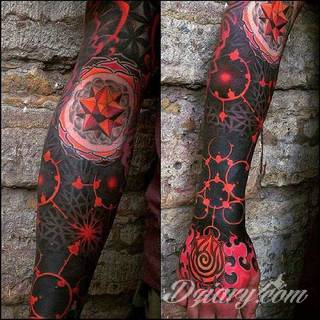 Niesamowite w swojej formie tatuaże-rękawy zajmują cała powierzchnię ramiona i przedramiona. Tworzą jednolitą zdobiącą ciało całość. Taki graficzny rękaw na skórze to tatuaż szczególnie ciekawy w przypadku aktywnych, silnych mężczyzn. 