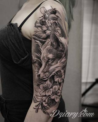 Niesamowite w swojej formie tatuaże-rękawy zajmują cała powierzchnię ramiona i przedramiona. Tworzą jednolitą zdobiącą ciało całość. Taki graficzny rękaw na skórze to tatuaż szczególnie ciekawy w przypadku aktywnych, silnych mężczyzn. 