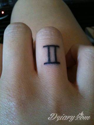 Niesamowite w swojej formie tatuaże-rękawy zajmują cała powierzchnię ramiona i przedramiona. Tworzą jednolitą zdobiącą ciało całość. Taki graficzny rękaw na skórze to tatuaż szczególnie ciekawy w przypadku aktywnych, silnych mężczyzn. 