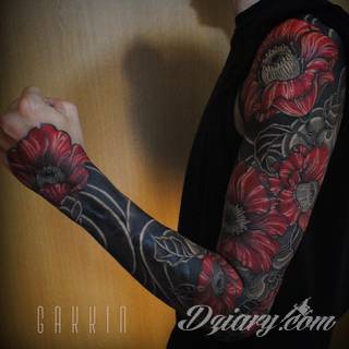 Niesamowite w swojej formie tatuaże-rękawy zajmują cała powierzchnię ramiona i przedramiona. Tworzą jednolitą zdobiącą ciało całość. Taki graficzny rękaw na skórze to tatuaż szczególnie ciekawy w przypadku aktywnych, silnych mężczyzn. 