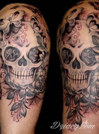 Niesamowite w swojej formie tatuaże-rękawy zajmują cała powierzchnię ramiona i przedramiona. Tworzą jednolitą zdobiącą ciało całość. Taki graficzny rękaw na skórze to tatuaż szczególnie ciekawy w przypadku aktywnych, silnych mężczyzn. 