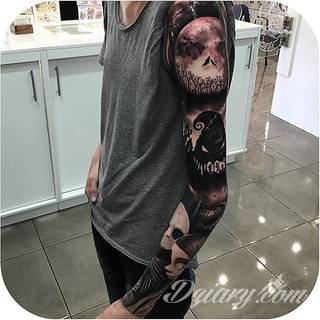 Niesamowite w swojej formie tatuaże-rękawy zajmują cała powierzchnię ramiona i przedramiona. Tworzą jednolitą zdobiącą ciało całość. Taki graficzny rękaw na skórze to tatuaż szczególnie ciekawy w przypadku aktywnych, silnych mężczyzn. 