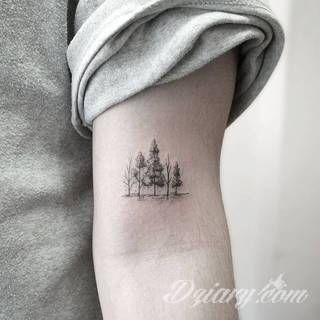 Niesamowite w swojej formie tatuaże-rękawy zajmują cała powierzchnię ramiona i przedramiona. Tworzą jednolitą zdobiącą ciało całość. Taki graficzny rękaw na skórze to tatuaż szczególnie ciekawy w przypadku aktywnych, silnych mężczyzn. 