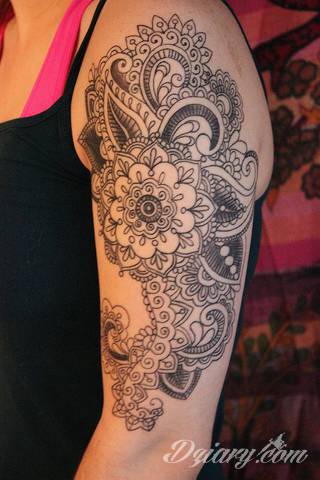 Niesamowite w swojej formie tatuaże-rękawy zajmują cała powierzchnię ramiona i przedramiona. Tworzą jednolitą zdobiącą ciało całość. Taki graficzny rękaw na skórze to tatuaż szczególnie ciekawy w przypadku aktywnych, silnych mężczyzn. 