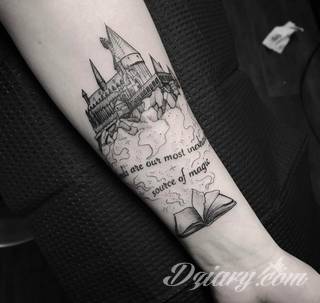 Niesamowite w swojej formie tatuaże-rękawy zajmują cała powierzchnię ramiona i przedramiona. Tworzą jednolitą zdobiącą ciało całość. Taki graficzny rękaw na skórze to tatuaż szczególnie ciekawy w przypadku aktywnych, silnych mężczyzn. 