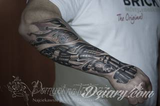 Niesamowite w swojej formie tatuaże-rękawy zajmują cała powierzchnię ramiona i przedramiona. Tworzą jednolitą zdobiącą ciało całość. Taki graficzny rękaw na skórze to tatuaż szczególnie ciekawy w przypadku aktywnych, silnych mężczyzn. 