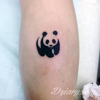 Niesamowite w swojej formie tatuaże-rękawy zajmują cała powierzchnię ramiona i przedramiona. Tworzą jednolitą zdobiącą ciało całość. Taki graficzny rękaw na skórze to tatuaż szczególnie ciekawy w przypadku aktywnych, silnych mężczyzn. 