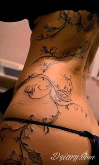 Niesamowite w swojej formie tatuaże-rękawy zajmują cała powierzchnię ramiona i przedramiona. Tworzą jednolitą zdobiącą ciało całość. Taki graficzny rękaw na skórze to tatuaż szczególnie ciekawy w przypadku aktywnych, silnych mężczyzn. 