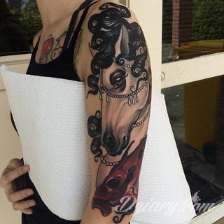 Niesamowite w swojej formie tatuaże-rękawy zajmują cała powierzchnię ramiona i przedramiona. Tworzą jednolitą zdobiącą ciało całość. Taki graficzny rękaw na skórze to tatuaż szczególnie ciekawy w przypadku aktywnych, silnych mężczyzn. 