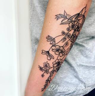 Niesamowite w swojej formie tatuaże-rękawy zajmują cała powierzchnię ramiona i przedramiona. Tworzą jednolitą zdobiącą ciało całość. Taki graficzny rękaw na skórze to tatuaż szczególnie ciekawy w przypadku aktywnych, silnych mężczyzn. 