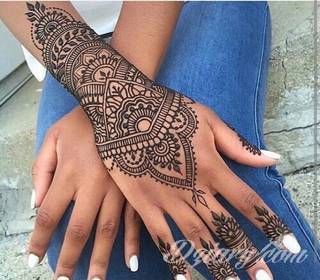 Niesamowite w swojej formie tatuaże-rękawy zajmują cała powierzchnię ramiona i przedramiona. Tworzą jednolitą zdobiącą ciało całość. Taki graficzny rękaw na skórze to tatuaż szczególnie ciekawy w przypadku aktywnych, silnych mężczyzn. 