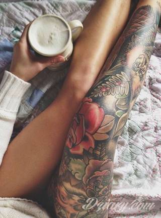 Niesamowite w swojej formie tatuaże-rękawy zajmują cała powierzchnię ramiona i przedramiona. Tworzą jednolitą zdobiącą ciało całość. Taki graficzny rękaw na skórze to tatuaż szczególnie ciekawy w przypadku aktywnych, silnych mężczyzn. 