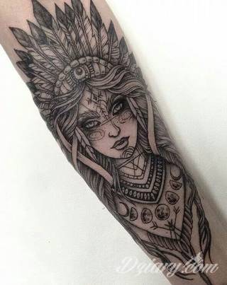 Niesamowite w swojej formie tatuaże-rękawy zajmują cała powierzchnię ramiona i przedramiona. Tworzą jednolitą zdobiącą ciało całość. Taki graficzny rękaw na skórze to tatuaż szczególnie ciekawy w przypadku aktywnych, silnych mężczyzn. 