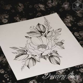 Niesamowite w swojej formie tatuaże-rękawy zajmują cała powierzchnię ramiona i przedramiona. Tworzą jednolitą zdobiącą ciało całość. Taki graficzny rękaw na skórze to tatuaż szczególnie ciekawy w przypadku aktywnych, silnych mężczyzn. 