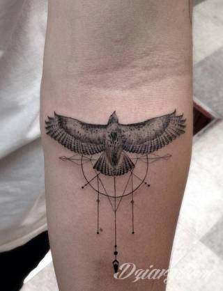 Niesamowite w swojej formie tatuaże-rękawy zajmują cała powierzchnię ramiona i przedramiona. Tworzą jednolitą zdobiącą ciało całość. Taki graficzny rękaw na skórze to tatuaż szczególnie ciekawy w przypadku aktywnych, silnych mężczyzn. 