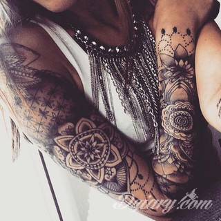 Niesamowite w swojej formie tatuaże-rękawy zajmują cała powierzchnię ramiona i przedramiona. Tworzą jednolitą zdobiącą ciało całość. Taki graficzny rękaw na skórze to tatuaż szczególnie ciekawy w przypadku aktywnych, silnych mężczyzn. 