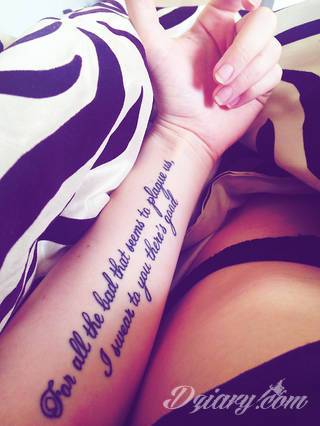 Niesamowite w swojej formie tatuaże-rękawy zajmują cała powierzchnię ramiona i przedramiona. Tworzą jednolitą zdobiącą ciało całość. Taki graficzny rękaw na skórze to tatuaż szczególnie ciekawy w przypadku aktywnych, silnych mężczyzn. 