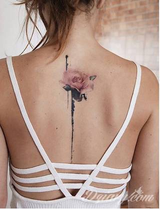 Niesamowite w swojej formie tatuaże-rękawy zajmują cała powierzchnię ramiona i przedramiona. Tworzą jednolitą zdobiącą ciało całość. Taki graficzny rękaw na skórze to tatuaż szczególnie ciekawy w przypadku aktywnych, silnych mężczyzn. 