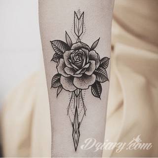 Niesamowite w swojej formie tatuaże-rękawy zajmują cała powierzchnię ramiona i przedramiona. Tworzą jednolitą zdobiącą ciało całość. Taki graficzny rękaw na skórze to tatuaż szczególnie ciekawy w przypadku aktywnych, silnych mężczyzn. 