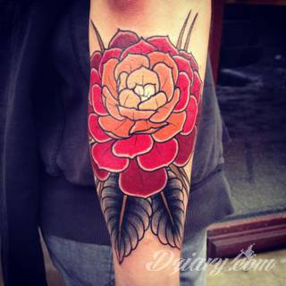 Niesamowite w swojej formie tatuaże-rękawy zajmują cała powierzchnię ramiona i przedramiona. Tworzą jednolitą zdobiącą ciało całość. Taki graficzny rękaw na skórze to tatuaż szczególnie ciekawy w przypadku aktywnych, silnych mężczyzn. 