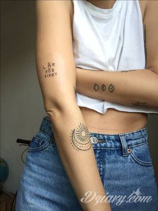 Niesamowite w swojej formie tatuaże-rękawy zajmują cała powierzchnię ramiona i przedramiona. Tworzą jednolitą zdobiącą ciało całość. Taki graficzny rękaw na skórze to tatuaż szczególnie ciekawy w przypadku aktywnych, silnych mężczyzn. 