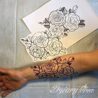 Niesamowite w swojej formie tatuaże-rękawy zajmują cała powierzchnię ramiona i przedramiona. Tworzą jednolitą zdobiącą ciało całość. Taki graficzny rękaw na skórze to tatuaż szczególnie ciekawy w przypadku aktywnych, silnych mężczyzn. 