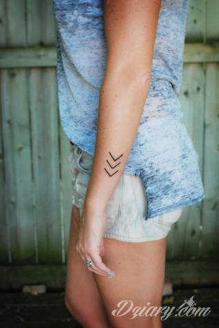 Niesamowite w swojej formie tatuaże-rękawy zajmują cała powierzchnię ramiona i przedramiona. Tworzą jednolitą zdobiącą ciało całość. Taki graficzny rękaw na skórze to tatuaż szczególnie ciekawy w przypadku aktywnych, silnych mężczyzn. 