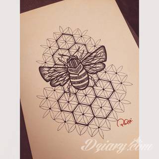 Niesamowite w swojej formie tatuaże-rękawy zajmują cała powierzchnię ramiona i przedramiona. Tworzą jednolitą zdobiącą ciało całość. Taki graficzny rękaw na skórze to tatuaż szczególnie ciekawy w przypadku aktywnych, silnych mężczyzn. 