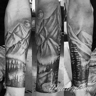 Niesamowite w swojej formie tatuaże-rękawy zajmują cała powierzchnię ramiona i przedramiona. Tworzą jednolitą zdobiącą ciało całość. Taki graficzny rękaw na skórze to tatuaż szczególnie ciekawy w przypadku aktywnych, silnych mężczyzn. 