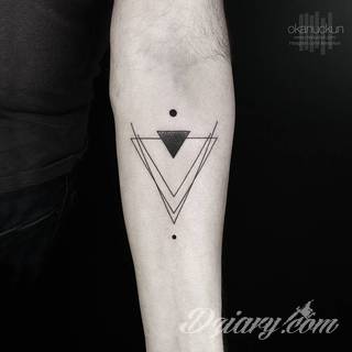 Niesamowite w swojej formie tatuaże-rękawy zajmują cała powierzchnię ramiona i przedramiona. Tworzą jednolitą zdobiącą ciało całość. Taki graficzny rękaw na skórze to tatuaż szczególnie ciekawy w przypadku aktywnych, silnych mężczyzn. 