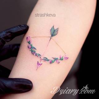 Niesamowite w swojej formie tatuaże-rękawy zajmują cała powierzchnię ramiona i przedramiona. Tworzą jednolitą zdobiącą ciało całość. Taki graficzny rękaw na skórze to tatuaż szczególnie ciekawy w przypadku aktywnych, silnych mężczyzn. 