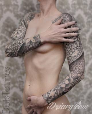 Niesamowite w swojej formie tatuaże-rękawy zajmują cała powierzchnię ramiona i przedramiona. Tworzą jednolitą zdobiącą ciało całość. Taki graficzny rękaw na skórze to tatuaż szczególnie ciekawy w przypadku aktywnych, silnych mężczyzn. 