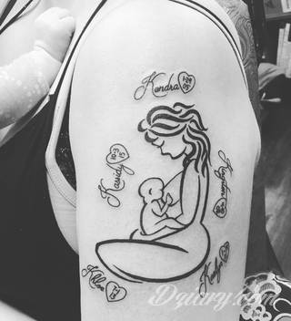 Niesamowite w swojej formie tatuaże-rękawy zajmują cała powierzchnię ramiona i przedramiona. Tworzą jednolitą zdobiącą ciało całość. Taki graficzny rękaw na skórze to tatuaż szczególnie ciekawy w przypadku aktywnych, silnych mężczyzn. 