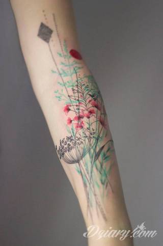 Niesamowite w swojej formie tatuaże-rękawy zajmują cała powierzchnię ramiona i przedramiona. Tworzą jednolitą zdobiącą ciało całość. Taki graficzny rękaw na skórze to tatuaż szczególnie ciekawy w przypadku aktywnych, silnych mężczyzn. 