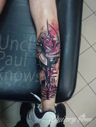 Niesamowite w swojej formie tatuaże-rękawy zajmują cała powierzchnię ramiona i przedramiona. Tworzą jednolitą zdobiącą ciało całość. Taki graficzny rękaw na skórze to tatuaż szczególnie ciekawy w przypadku aktywnych, silnych mężczyzn. 