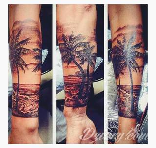 Niesamowite w swojej formie tatuaże-rękawy zajmują cała powierzchnię ramiona i przedramiona. Tworzą jednolitą zdobiącą ciało całość. Taki graficzny rękaw na skórze to tatuaż szczególnie ciekawy w przypadku aktywnych, silnych mężczyzn. 