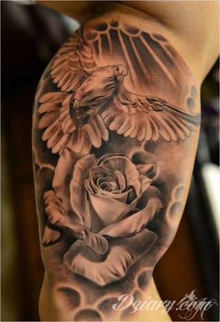 Niesamowite w swojej formie tatuaże-rękawy zajmują cała powierzchnię ramiona i przedramiona. Tworzą jednolitą zdobiącą ciało całość. Taki graficzny rękaw na skórze to tatuaż szczególnie ciekawy w przypadku aktywnych, silnych mężczyzn. 