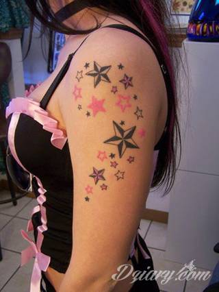 Niesamowite w swojej formie tatuaże-rękawy zajmują cała powierzchnię ramiona i przedramiona. Tworzą jednolitą zdobiącą ciało całość. Taki graficzny rękaw na skórze to tatuaż szczególnie ciekawy w przypadku aktywnych, silnych mężczyzn. 