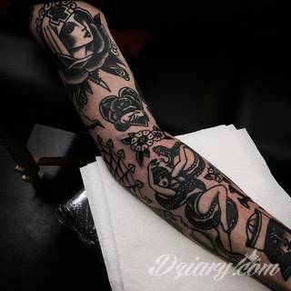 Niesamowite w swojej formie tatuaże-rękawy zajmują cała powierzchnię ramiona i przedramiona. Tworzą jednolitą zdobiącą ciało całość. Taki graficzny rękaw na skórze to tatuaż szczególnie ciekawy w przypadku aktywnych, silnych mężczyzn. 