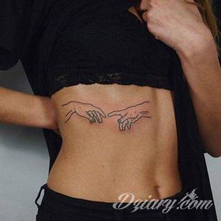 Niesamowite w swojej formie tatuaże-rękawy zajmują cała powierzchnię ramiona i przedramiona. Tworzą jednolitą zdobiącą ciało całość. Taki graficzny rękaw na skórze to tatuaż szczególnie ciekawy w przypadku aktywnych, silnych mężczyzn. 