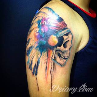 Niesamowite w swojej formie tatuaże-rękawy zajmują cała powierzchnię ramiona i przedramiona. Tworzą jednolitą zdobiącą ciało całość. Taki graficzny rękaw na skórze to tatuaż szczególnie ciekawy w przypadku aktywnych, silnych mężczyzn. 