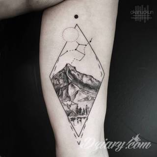 Niesamowite w swojej formie tatuaże-rękawy zajmują cała powierzchnię ramiona i przedramiona. Tworzą jednolitą zdobiącą ciało całość. Taki graficzny rękaw na skórze to tatuaż szczególnie ciekawy w przypadku aktywnych, silnych mężczyzn. 