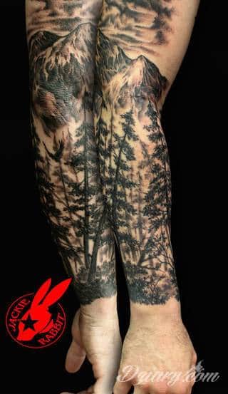 Niesamowite w swojej formie tatuaże-rękawy zajmują cała powierzchnię ramiona i przedramiona. Tworzą jednolitą zdobiącą ciało całość. Taki graficzny rękaw na skórze to tatuaż szczególnie ciekawy w przypadku aktywnych, silnych mężczyzn. 